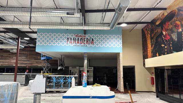 Panadería department sign and mural